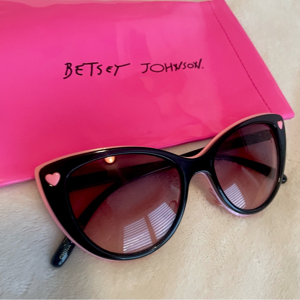 🖤💕Betsey Johnson Pink and Black Heart Sunglasses